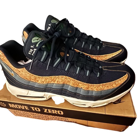 The Nike Air Max 95 SE "Cork" sneakers come in the "Obsidian" or "Navy" colorway - Picture 1 of 7